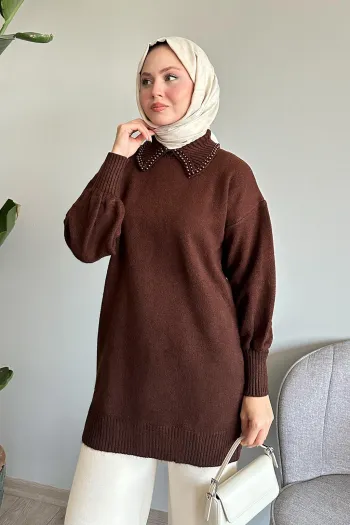 سويت شيرت محبوك بني داكن مع ياقة لؤلؤية