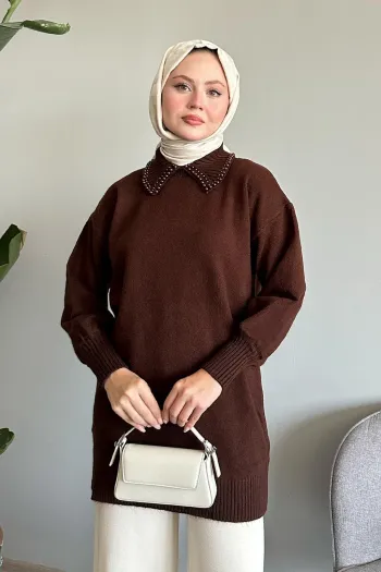 سويت شيرت محبوك بني داكن مع ياقة لؤلؤية