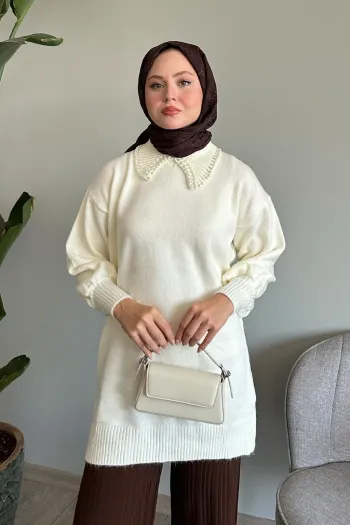 سويت شيرت أبيض بكولار من اللؤلؤ