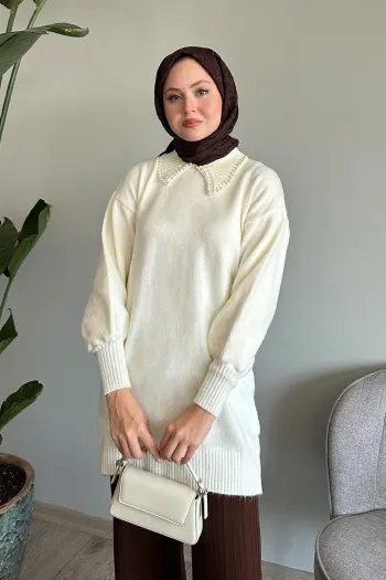 سويت شيرت أبيض بكولار من اللؤلؤ