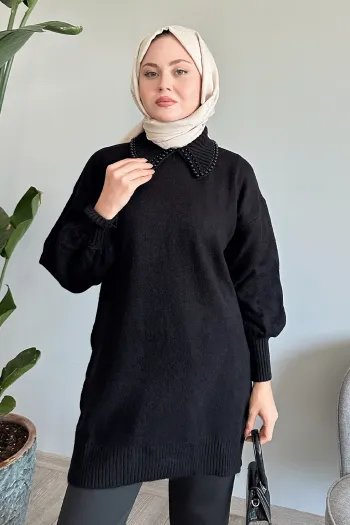 كنزة صوفية سوداء مع ياقة لؤلؤية