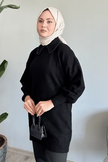 كنزة صوفية سوداء مع ياقة لؤلؤية