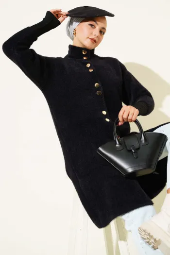 كارديغان أسود مع أزرار معدنية وغطاء رأس