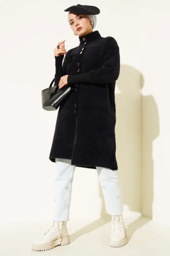 كارديغان أسود مع أزرار معدنية وغطاء رأس