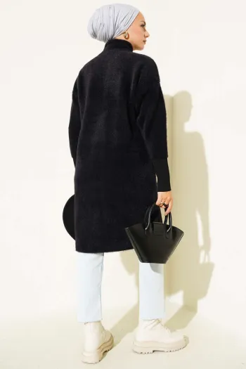 كارديغان أسود مع أزرار معدنية وغطاء رأس