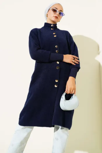 كارديغان مزخرف بأزرار معدنية باللون الأزرق الداكن