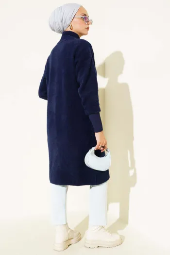 كارديغان مزخرف بأزرار معدنية باللون الأزرق الداكن