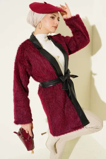 جاكيت بورجوندي مع تفاصيل جلدية وغطاء رأس