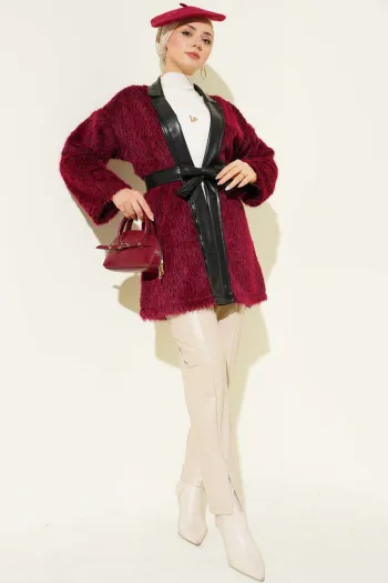 جاكيت بورجوندي مع تفاصيل جلدية وغطاء رأس