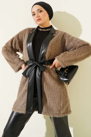 جاكيت بليزر مزود بغطاء الرأس من الجلد الصناعي باللون البيج