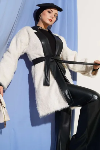 سترة بيج بتفاصيل جلد وغطاء رأس