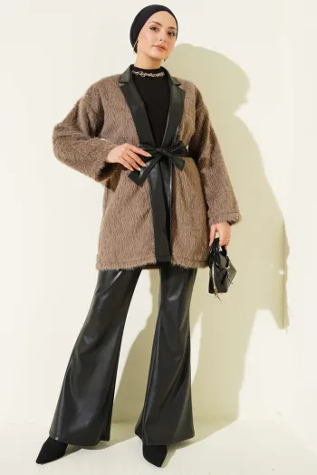 جاكيت بليزر مزود بغطاء الرأس من الجلد الصناعي باللون البيج