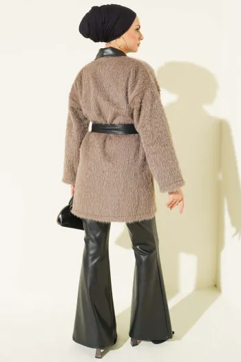 جاكيت بليزر مزود بغطاء الرأس من الجلد الصناعي باللون البيج