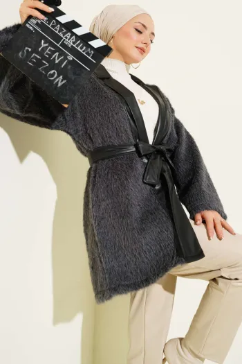 جاكيت رمادي مزود بتفاصيل جلدية وبربطة لحيّة