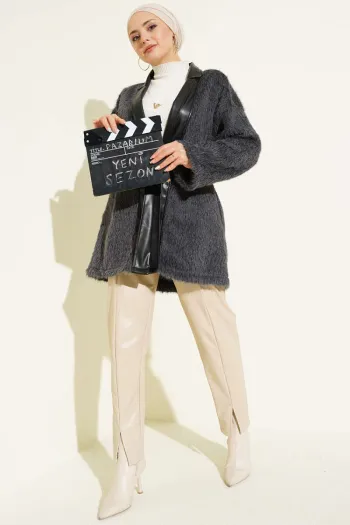 جاكيت رمادي مزود بتفاصيل جلدية وبربطة لحيّة