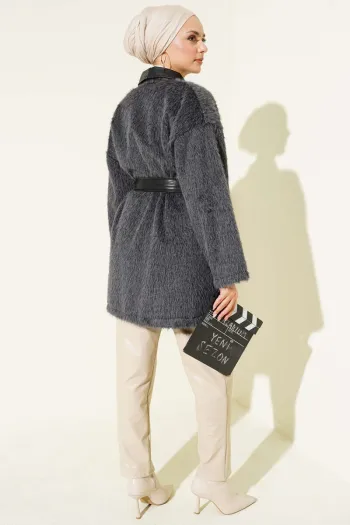 جاكيت رمادي مزود بتفاصيل جلدية وبربطة لحيّة