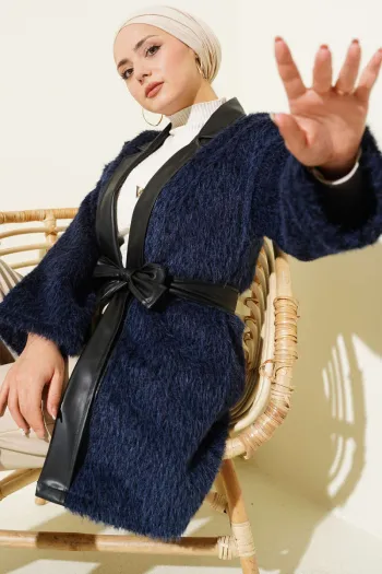 سترة زرقاء بحرية مع تفاصيل جلدية وغطاء رأس