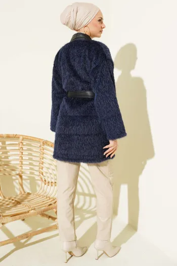 سترة زرقاء بحرية مع تفاصيل جلدية وغطاء رأس