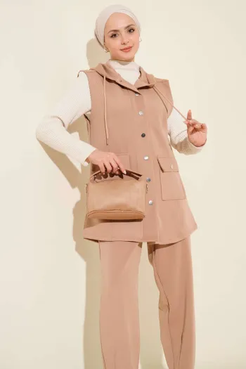 طقم سترة سكوبي بغطاء رأس مع أزرار بلون اللاتيه