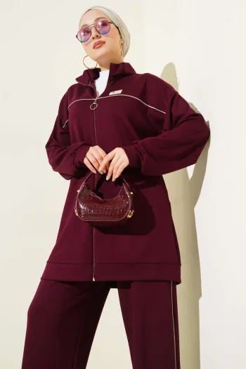 طقم ثنائي بورجوندي مزود بالتزيين والشعار