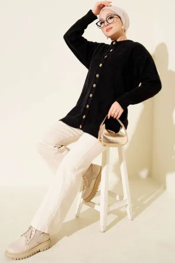 سترة كارجان أساسية سوداء محبوكة بأزرار ذهبية