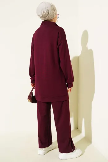 طقم ثنائي بورجوندي مزود بالتزيين والشعار