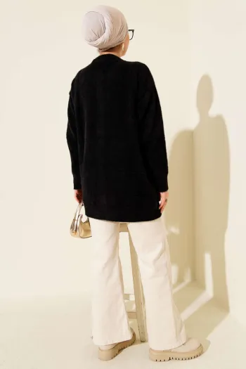 سترة كارجان أساسية سوداء محبوكة بأزرار ذهبية