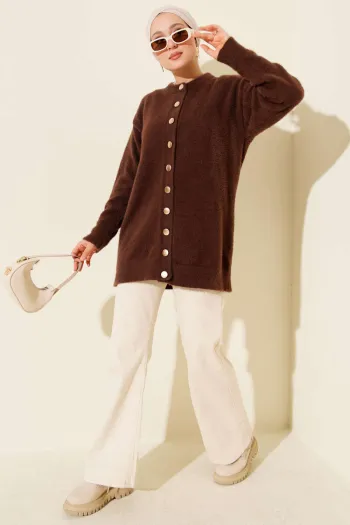 كارديغان متماسك بني أساسي بأزرار ذهبية