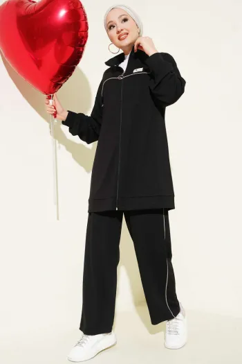 طقم توأم أسود مع شارة وبطانة متباينة