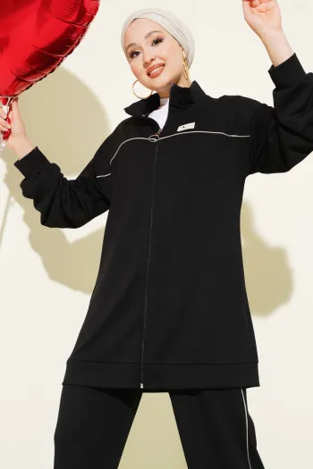 طقم توأم أسود مع شارة وبطانة متباينة