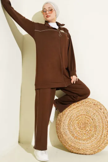 طقم مزدوج بني مع تفاصيل بالأنبوب وشعار