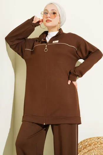 طقم مزدوج بني مع تفاصيل بالأنبوب وشعار