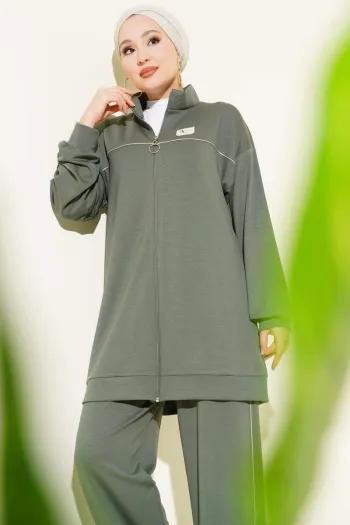 طقم ثنائي باللون الحاكي مع شعار مخيط