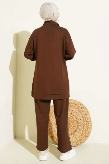 طقم مزدوج بني مع تفاصيل بالأنبوب وشعار