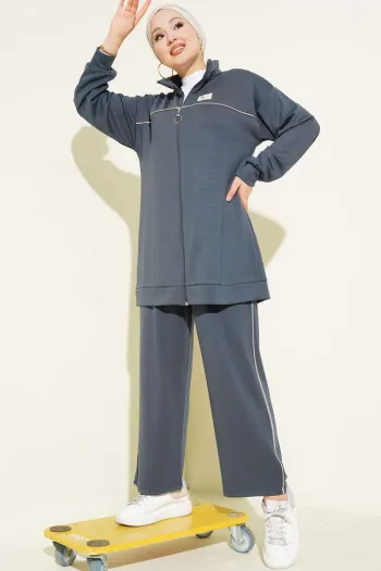 طقم مزدوج رمادي مزود بتطريز وبطانة