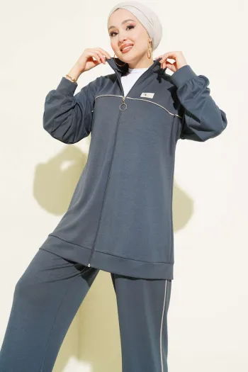 طقم مزدوج رمادي مزود بتطريز وبطانة