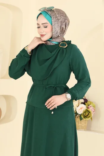 طقم من قطعتين بتفاصيل زمردية