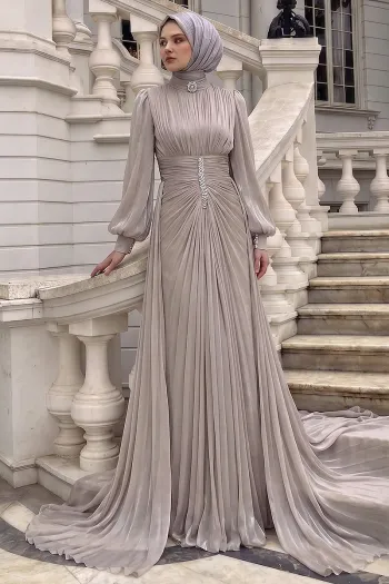 فستان سهرة مزين بتفاصيل حجرية