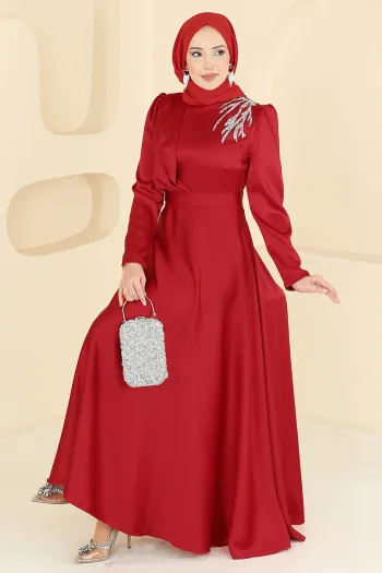 فستان ساتان أحمر مزين بحجارة على الأكتاف