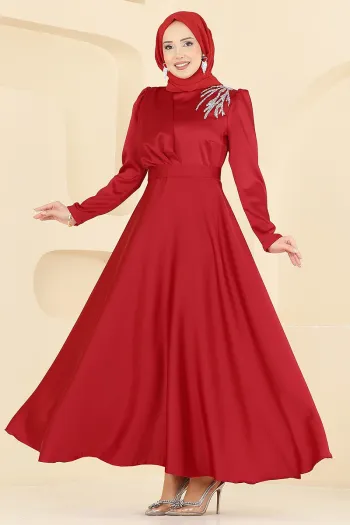 فستان ساتان أحمر مزين بحجارة على الأكتاف