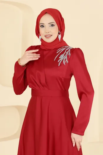 فستان ساتان أحمر مزين بحجارة على الأكتاف