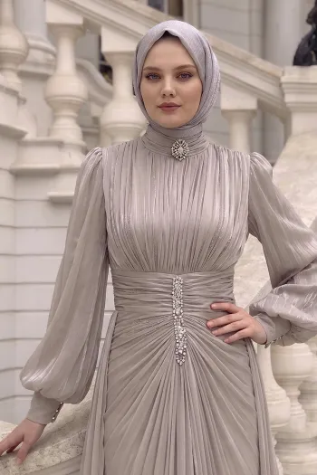 فستان سهرة مزين بتفاصيل حجرية