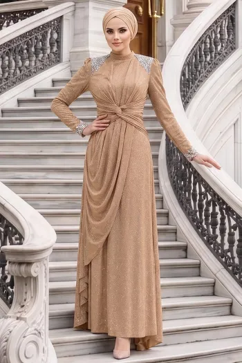 فستان سهرة لامع بتفاصيل حجرية رؤية