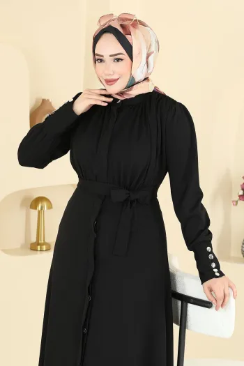 فستان محبوك باللون الأسود مع تفاصيل متموجة