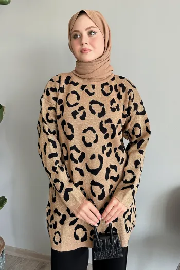 كنزة صوفية بتصميم جمل