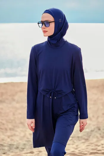 ملابس سباحة للحجاب مغطاة بالكامل مع إكسسوارات باللون الأزرق الداكن