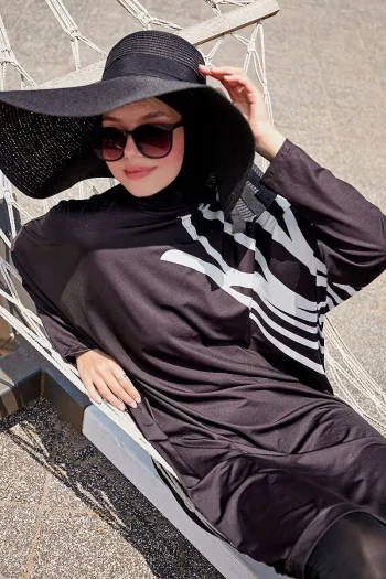 ملابس سباحة منقوشة مغطاة بالكامل باللون الأسود