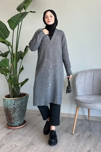 Long grey knitted cardigan featuring buttons and ribbed pattern