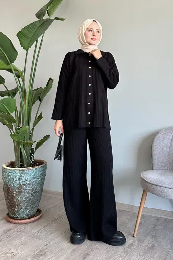 Stylish Buttoned Black Knitwear Suit with Ribbed Texture