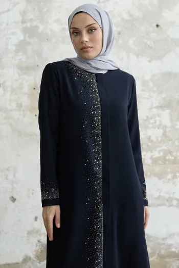 عباية زرقاء داكنة مع تطريز حجري على الجانب الأيمن